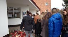 Kamarádi pláčou za zavražděnou Elišku. U školy hoří svíčky