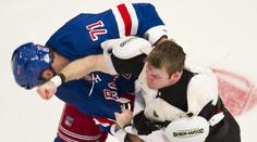 VIDEO: Hokejista dal v NHL pěstí gólmanovi a strhla se mela