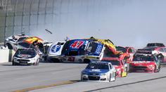 Masakr v NASCAR: Najednou havarovalo hned 18 vozů! VIDEO