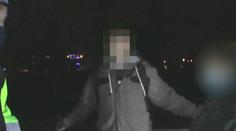 Opilý mladík byl agresivní, strážníci na něj přivedli i maminku! VIDEO