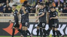 Leverkusen postoupil v Evropské lize až po penaltách. Barcelona vypadla s United