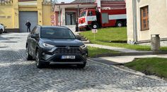 Nečekané manévry při propouštění žhářů z Vítkova. Kryl je hasičský vůz i policie