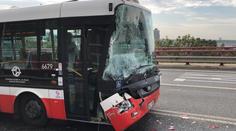 Během chvíle bouraly tři autobusy MHD, nejméně čtyři zranění
