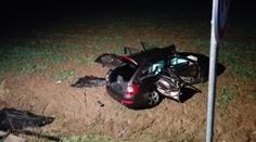 Srážka s kamionem odmrštila škodovku na pole, dva mrtví