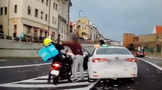 VIDEO: Kurýři se poprali uprostřed silnice. Není divu, že je jídlo rozlité, reagují lidé