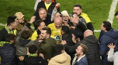 Desetitisíce fanoušků Nantes vběhly po postupu na hřiště. Objímaly také hráče
