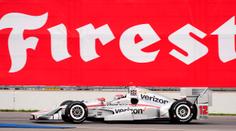 IndyCar závodí na nejslavnějším okruhu. Kvalifikaci vyhrál Power