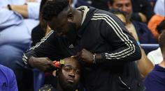Bizarní podívaná na US Open. Fanoušek si během zápasu nechal oholit hlavu
