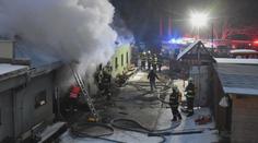 Při požáru pily na Sokolovsku zasahovaly desítky hasičů, dva z nich se zranili