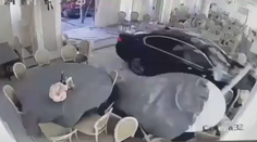 Kuriózní nehoda. Řidič v BMW vletěl do restaurace, na zadní sedačce měl dítě