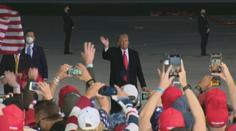 S Bidenem válčí o poslední hlasy. Trump využívá prodělaného covidu