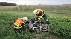Motorkáře (81) na hondě smetlo auto ze silnice! Bojuje o život
