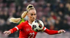 Krásná Alisha se pochlubila sexy videem. V plavkách ukázala svůj fotbalový um