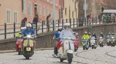 Prahou projely stovky skútrů Vespa. Na spanilou jízdu dorazili majitelé z pěti zemí