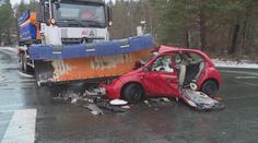 Sypač zdemoloval auto se seniorem. Řidiči hrozí šest let za mřížemi