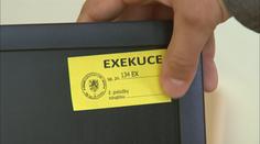 Nezletilí sourozenci unikli exekuci jen těsně. S dluhy bojuje přes 2000 dětí!