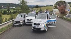 Ujíždějícího řidiče zastavily až výstřely. Auto použil jako zbraň