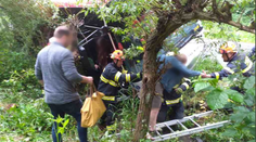 Autobus se vyhýbal, měl se ale utrhnout svah. I s pasažéry skončil nad potokem