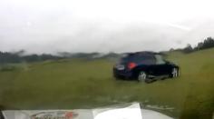 Policejní honička na Trutnovsku. Řidiče chytili až na louce