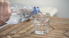 Pijte teď hodně vody, radí odborníci. Nevhodný je alkohol nebo káva