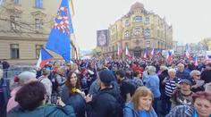 Demonstranti se přesunuli před Strakovu akademii. Požadovali demisi vlády