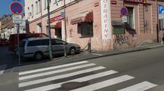 Školačku (15) srazilo na přechodu v České Lípě auto, řidiče hledá policie