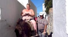Osli trpěli pod obézními turisty! Řecko zákázalo vozit tlouštíky