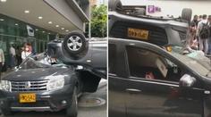 Auto letělo vzduchem a zdemolovalo vůz na ulici. Řidič jen zázrakem unikl