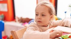 Brutální způsoby ve školce: Učitelka hodila po dítěti botu, druhá se smála