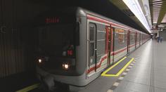 Část pražského metra se zastavila. Viděl jsem záblesk a cítil kouř, popsal svědek