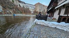 Hladiny rozvodněných řek neklesají. Třetí povodňový stupeň hlásí Vltava i Labe