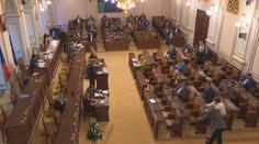 Poslanci podpořili změnu minimální mzdy. Diskutovali také o lobbingu
