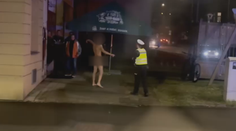 Řidiče v Opavě šokoval nahý muž na silnici. Oblečení mu sbírali policisté