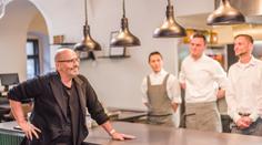 Je libo kuřecí zmrzlinu nebo vepřové koleno s mangem? V Pohlreichově souboji restaurací hoduje moderní česká kuchyně