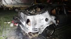 Vandal zapálil zaparkovanou octavii, žár poškodil další tři auta