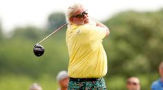 Slavný golfista je hitem internetu, míček odpálil z pozadí modelky