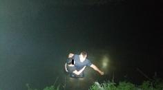 Žena uvízla v řece, držela se jen větve! Policista jí zachránil život
