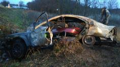 Tragédie u Teplic! Auto po nárazu do stromu začalo hořet, řidič zemřel