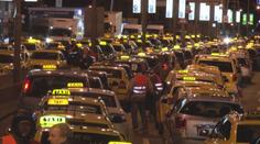 Taxikáři na protest zablokují Prahu. Jeďte MHD, radí letiště