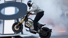 Ani skútr, ani motorka i brýle pro Terminátora. Inženýři z Mnichova představili novinky pro motorkáře