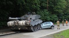 Kuriózní nehoda: Žena se učila řídit a vjela s autem pod tank