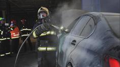 Požár BMW v Čestlicích znovu ukázal, jak náročné je uhasit auta na baterky