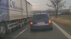 Divoká honička skončila v poli. Před policisty ujížděl zdrogovaný řidič