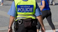 Strážníci řešili nezvyklý případ. Muži jezdili v kontejneru na odpad a rušili lidi