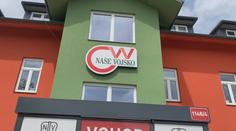 Policie vtrhla do nakladatelství Naše vojsko. Odnesla kalendáře s nacisty