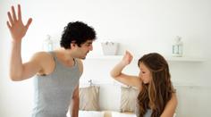 Žena chtěla přítelovi ošetřit ranění. Ten ji za to zkopal