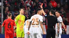 Tohle ještě nezažil. Hvězdný Neuer musel do sprch, dostal první červenou v kariéře