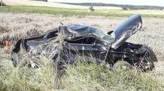 Mladík (19) se proháněl ve sporťáku. Nezvládl zatáčku, auto je na šrot
