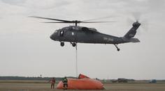Hasiči předvedli půjčený vrtulník Black Hawk. Česko uvažuje o jeho koupi