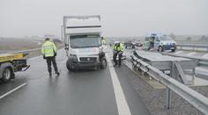 Tragická nehoda na dálnici D11. Řidič v nemocnici zemřel
